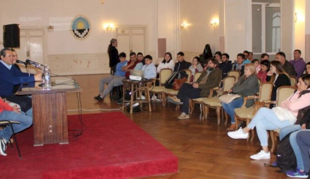 charla_Carrera_produccionagropecuaria_dolores