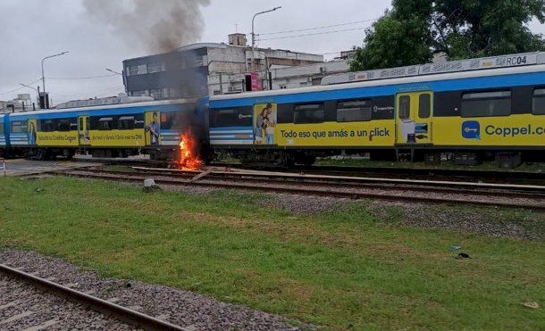 Un motociclista murió al ser embestido por una formación del tren Sarmiento