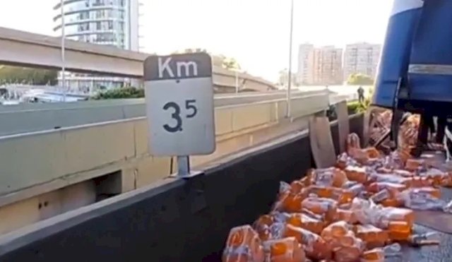 Volcó un camión de bebidas y causó un caos de tránsito en la Autopista Buenos Aires - La Plata