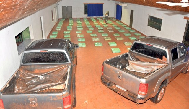 Descubren 2 mil kg de marihuana en dos camionetas abandonadas